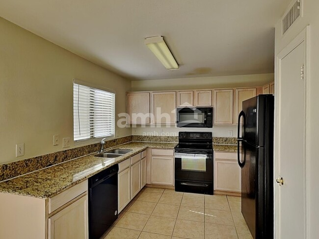 Foto del edificio - 10633 W Piccadilly Rd