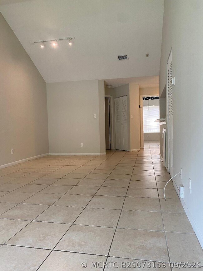 Building Photo - 1095 Coral Club Dr