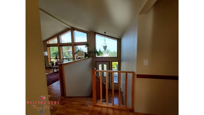 Foto del edificio - HUGE 5-BEDROOM home with separate BONUS ROOM for rent!!  Large fenced yard!!!