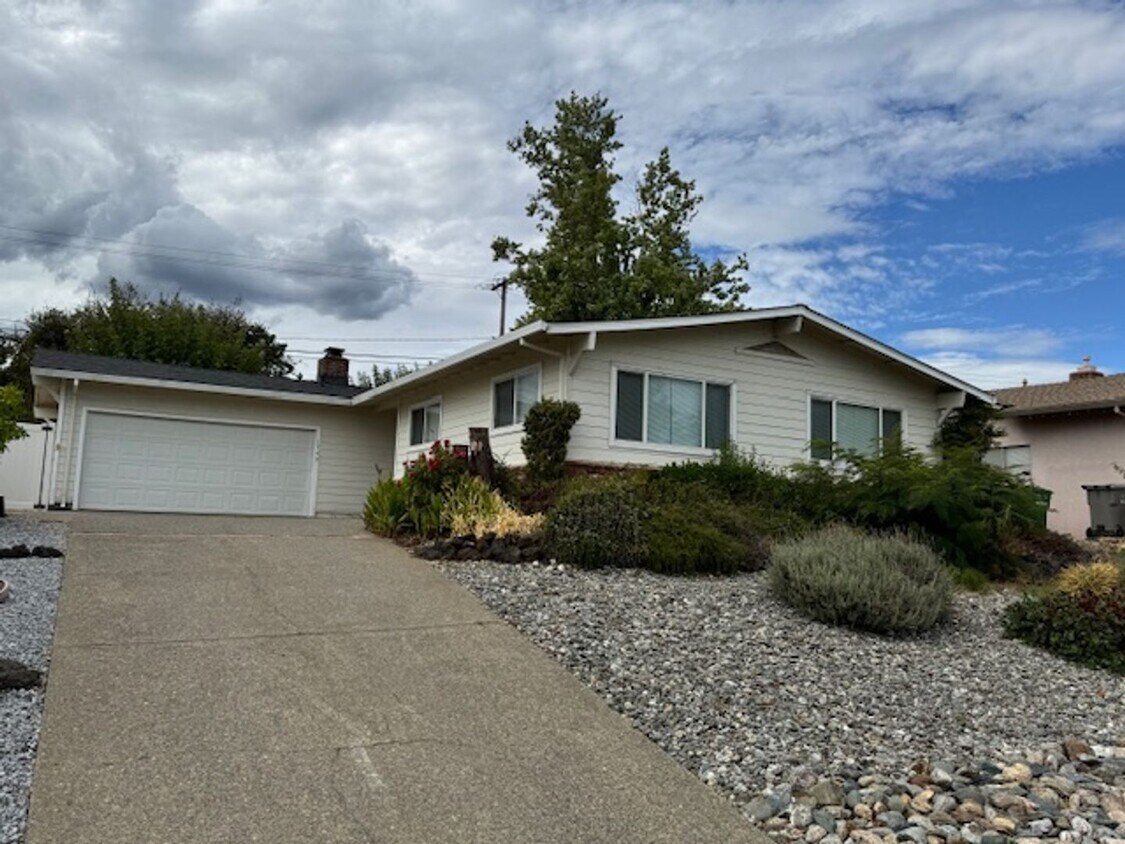 Foto principal - Home in Mary Lake Neighborhood