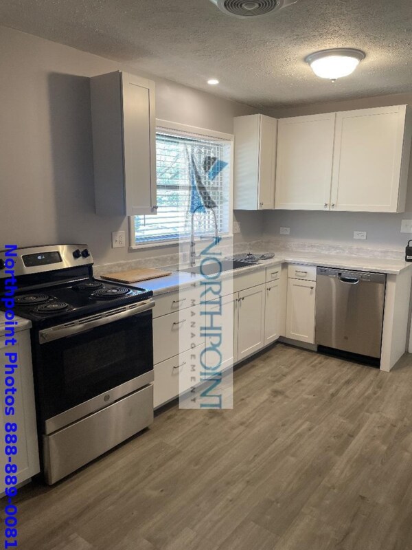 Photo - 2301 Elmwood Cir SE House