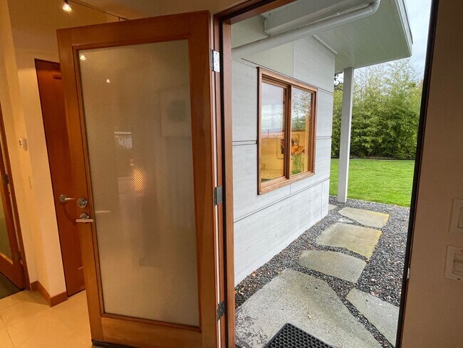 Foto del edificio - Spectacular View Home In Langley and Fully Furnished!