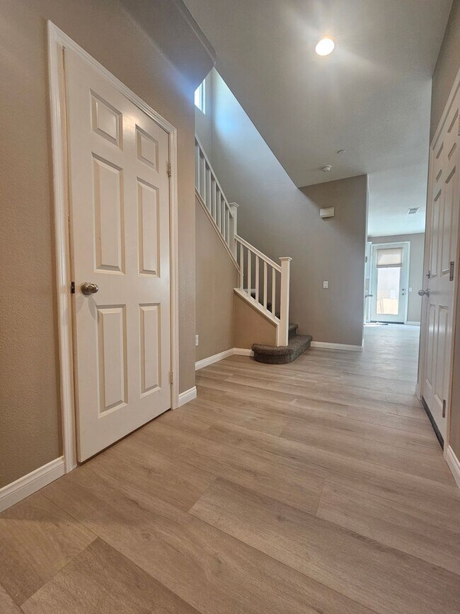 Building Photo - Gorgeous Spacious 3-Bedroom Home Now Avail...