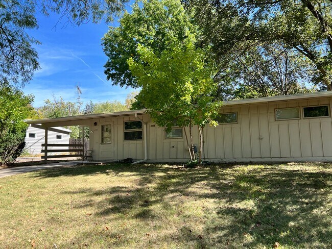 Foto del edificio - COMING SOON! Meadowlane neighborhood, Fenced Backyard, Laundry included