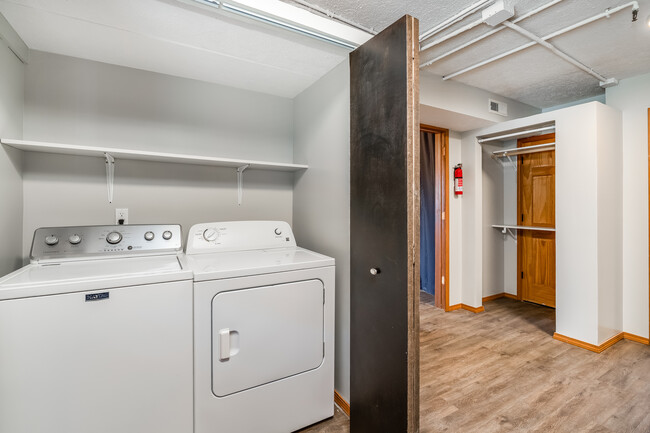 Building Photo - 433 West Grand Street