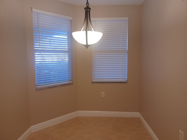 Foto del edificio - Spacious  ground floor  2/2 in gated community