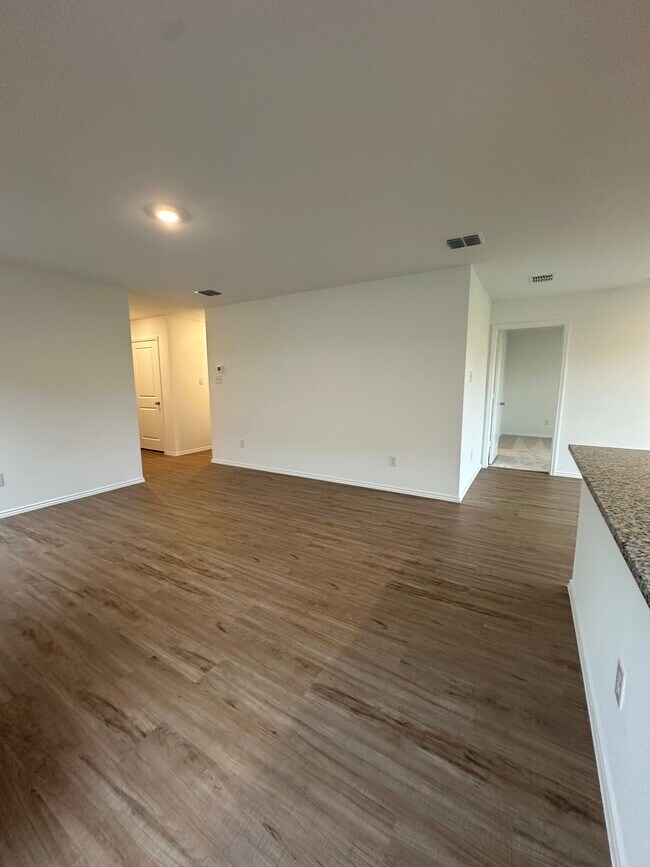 Living - 1128 Ashwood Dr