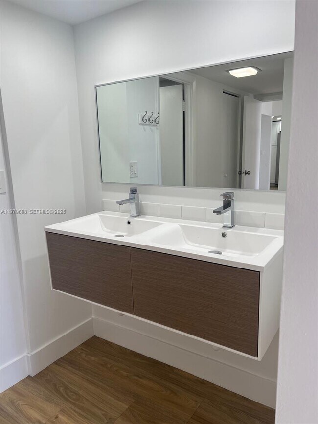 Foto del edificio - 20301 W Country Club Dr