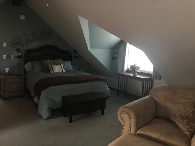 Cama tamaño Queen - 2004 NE 8th St