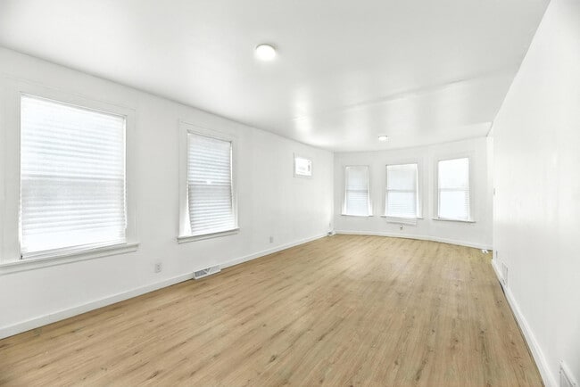 Building Photo - 17 E 100th Pl