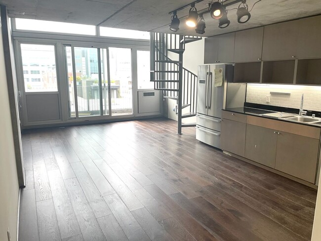 Building Photo - Sun-filled beautiful 1BD loft. Spacious de...