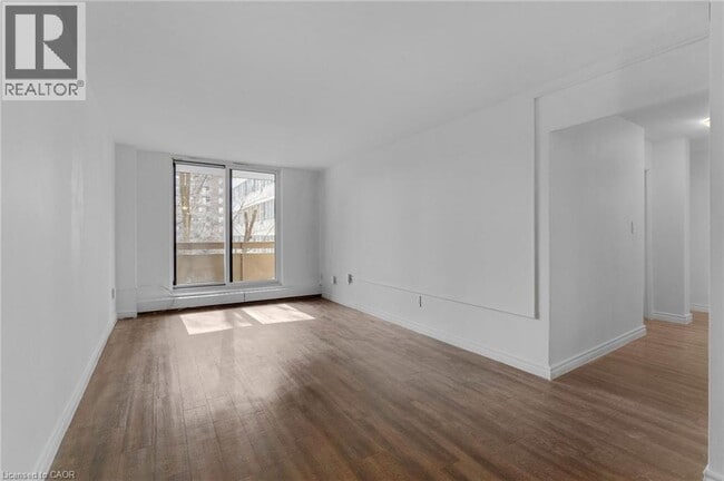 Photo du bâtiment - 223 Jackson St W