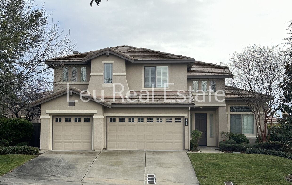 Foto principal - Lovely, 5bd, 3ba home in Serrano, with 3 c...