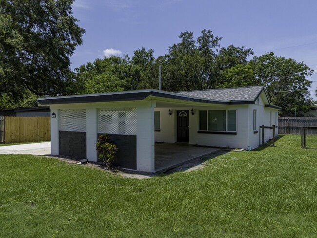 Foto del edificio - Central Lakeland Home with big yard!