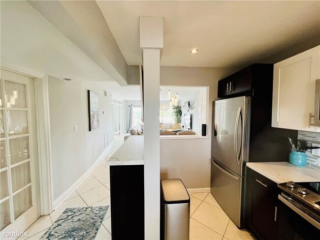 Building Photo - 2 br, 2 bath Condo - 140 NE 28th Ave Apt 307