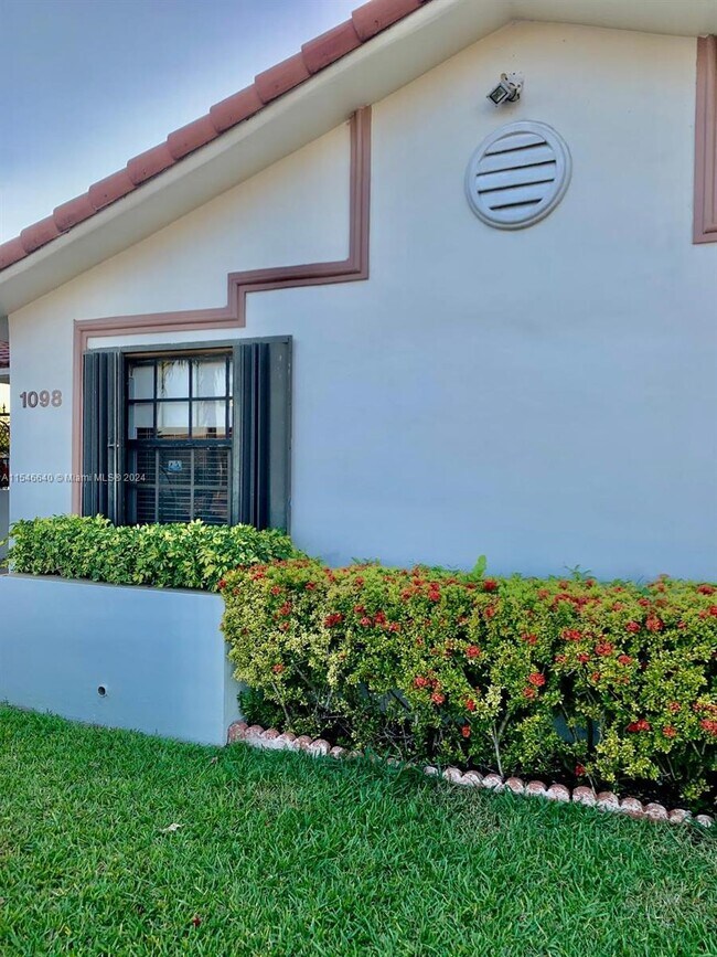 Building Photo - 1098 SW 137th Pl