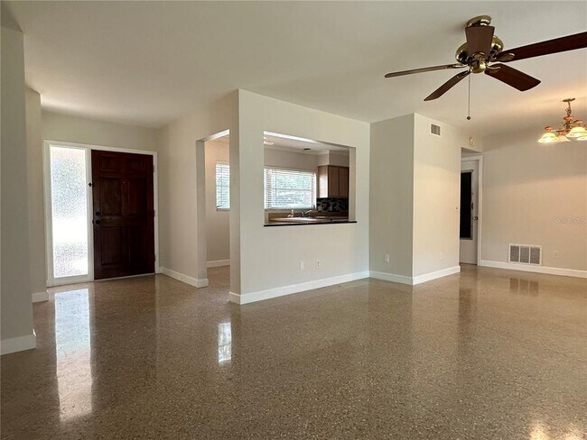 Foto del edificio - 2025 Pine Ridge Dr