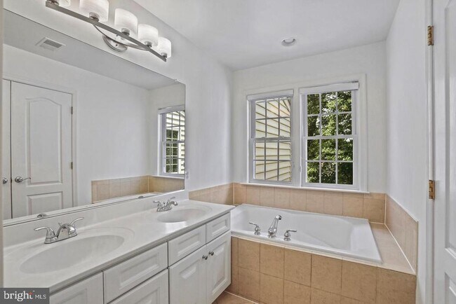 Building Photo - 9988 Cyrandall Dr