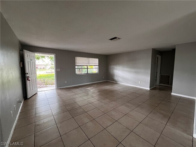 Building Photo - 1331 NE Pine Island Ln