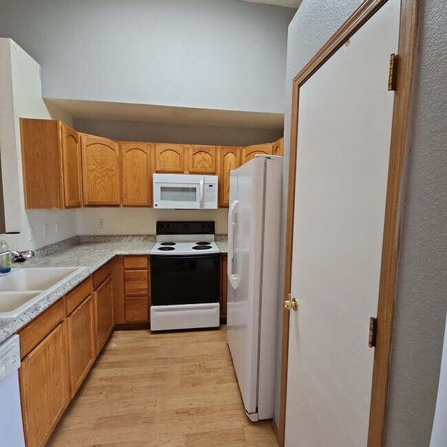 Foto del edificio - 3 bedroom 2 car garage - Middle Bay Way