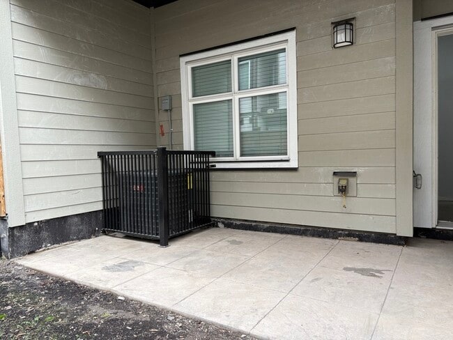 Building Photo - 1308 Rutland Rd N