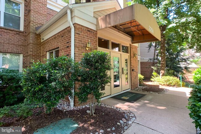 Building Photo - 2204 Westcourt Ln