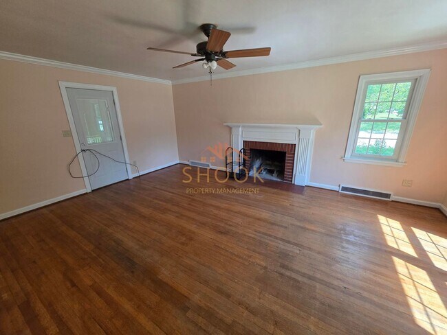 Building Photo - Cozy 3 BR Home Close to Campus and the Res...