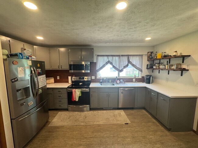 Foto del edificio - 3 +1 Bed, 1 Bath with attached garage
