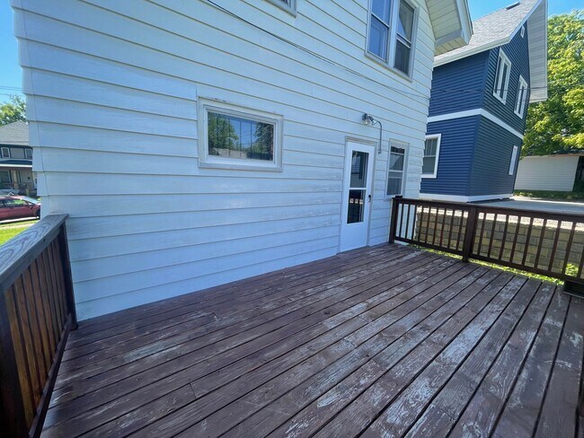 Foto del edificio - Three Bedroom East Hillside Home