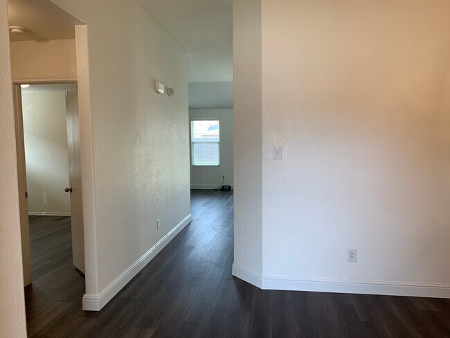 Building Photo - 920 Oakcrest Dr