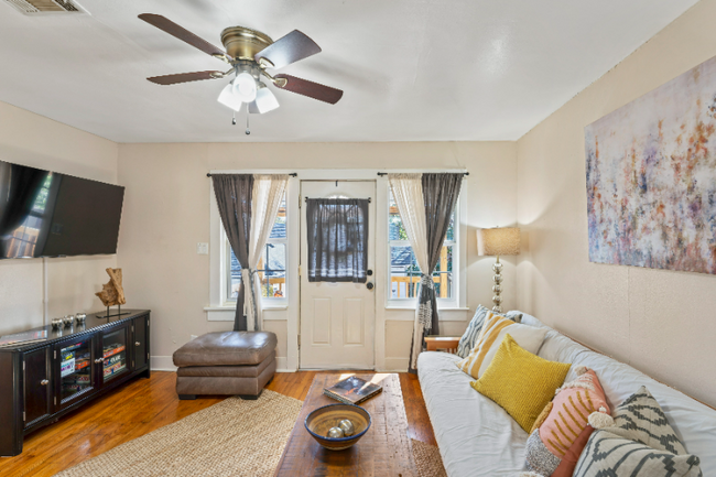 Building Photo - 2805 Meadowbrook Dr