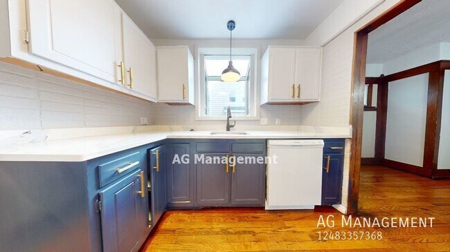 Building Photo - 93 Chippewa Rd - Gorgeous Pontiac 3Bed/1.5...