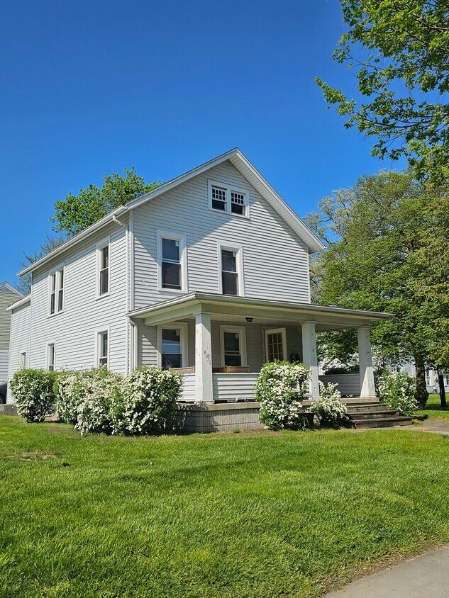 327 E Court St Unit 327 E Court A, Bowling Green, OH 43402 Room for