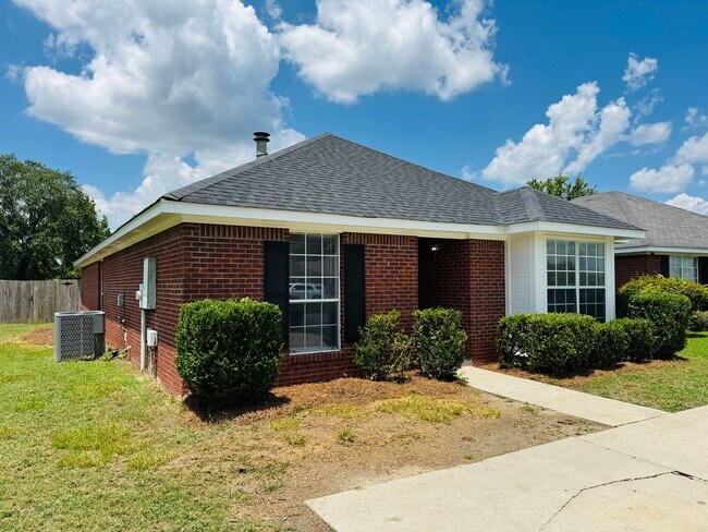 Foto del edificio - Charming 3-Bedroom Home on a Spacious Corn...