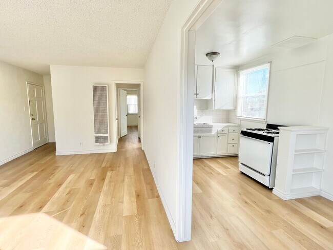 Foto del edificio - Bright Upstairs End-Unit 1 Bed / 1 Bath with Garage Options in Quiet Bixby Knolls Community