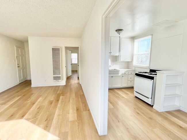 Building Photo - Bright Upstairs End-Unit 1 Bed / 1 Bath with Garage Options in Quiet Bixby Knolls Community