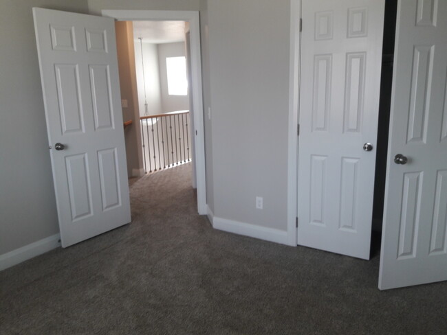 Building Photo - 3 bed 2.5 bath - Newer townhome in the hea...