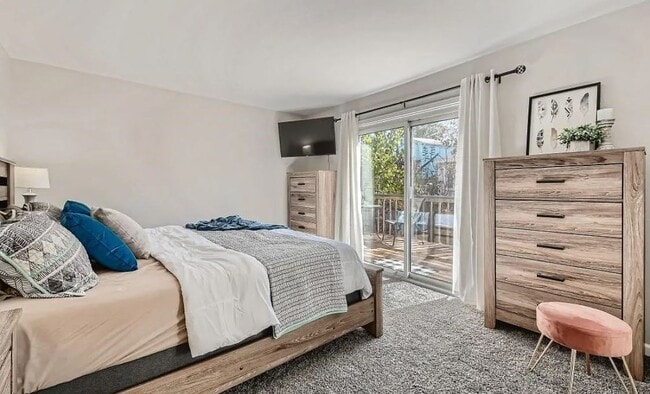 Building Photo - Beautifully Updated 4-Bedroom Home with Fe...