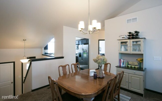 Foto del edificio - 3 br, 2 bath Townhome - 216 Prairie Rose Pl