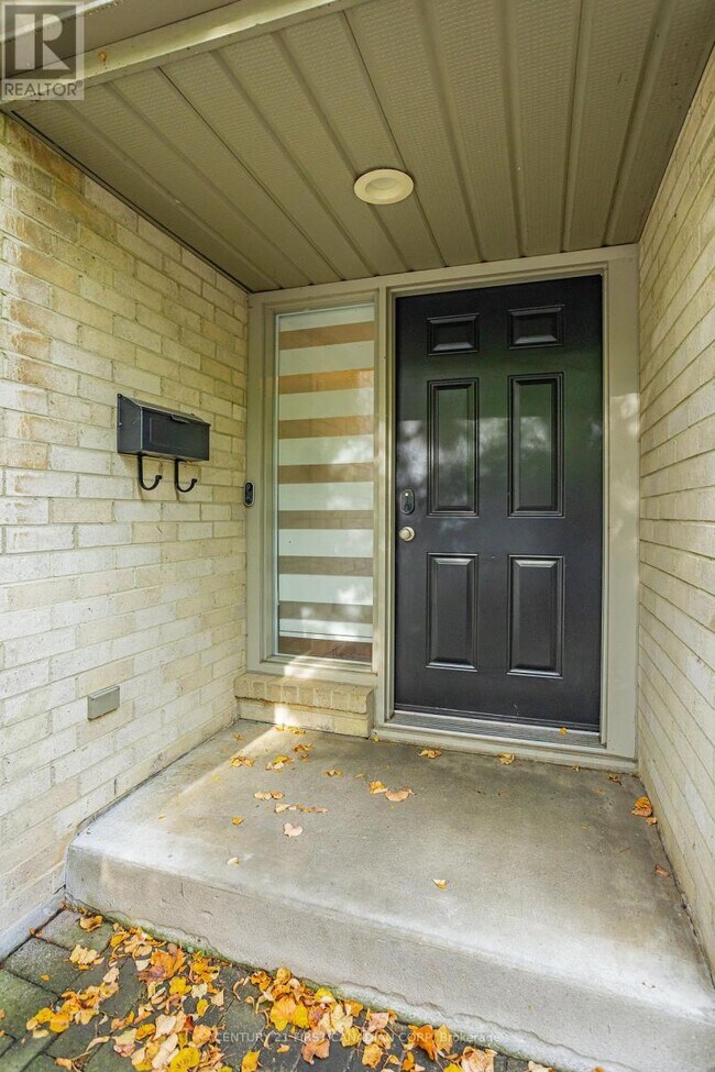 Photo du bâtiment - 1399 Commissioners Rd W