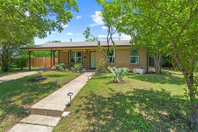 Building Photo - 2204 Bristol Dr