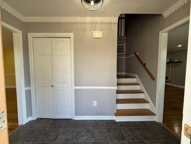 Foto del edificio - 4 Bedroom Home in Village Green.