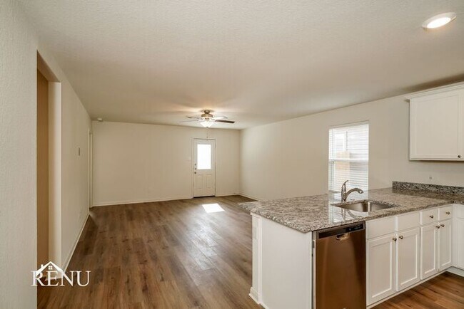 Foto del edificio - Now Available!