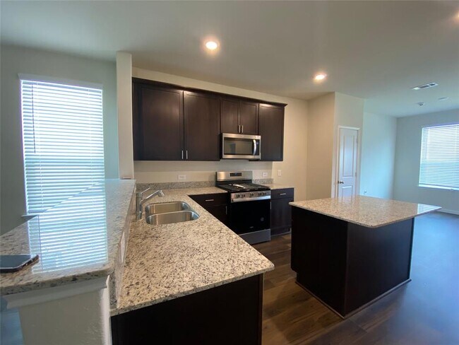 Foto del edificio - 16215 Dutton Clover Dr