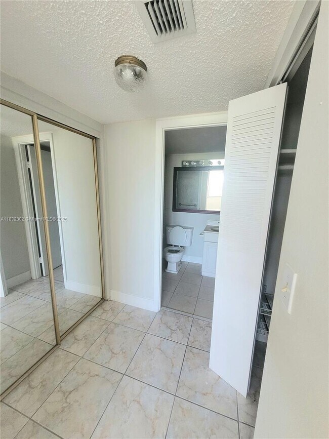 Foto del edificio - 2025 NE 164th St