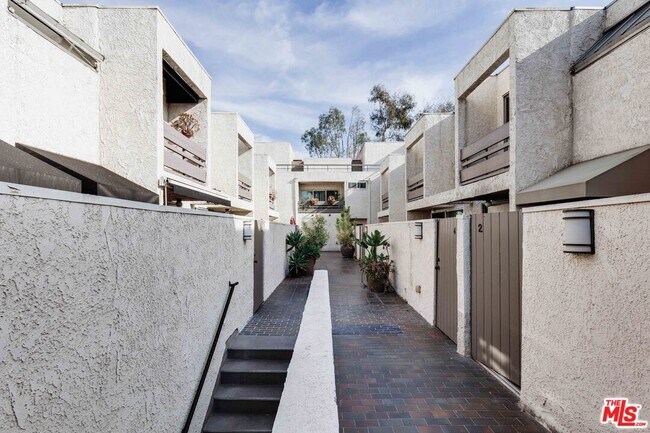 Foto del edificio - 960 N San Vicente Blvd