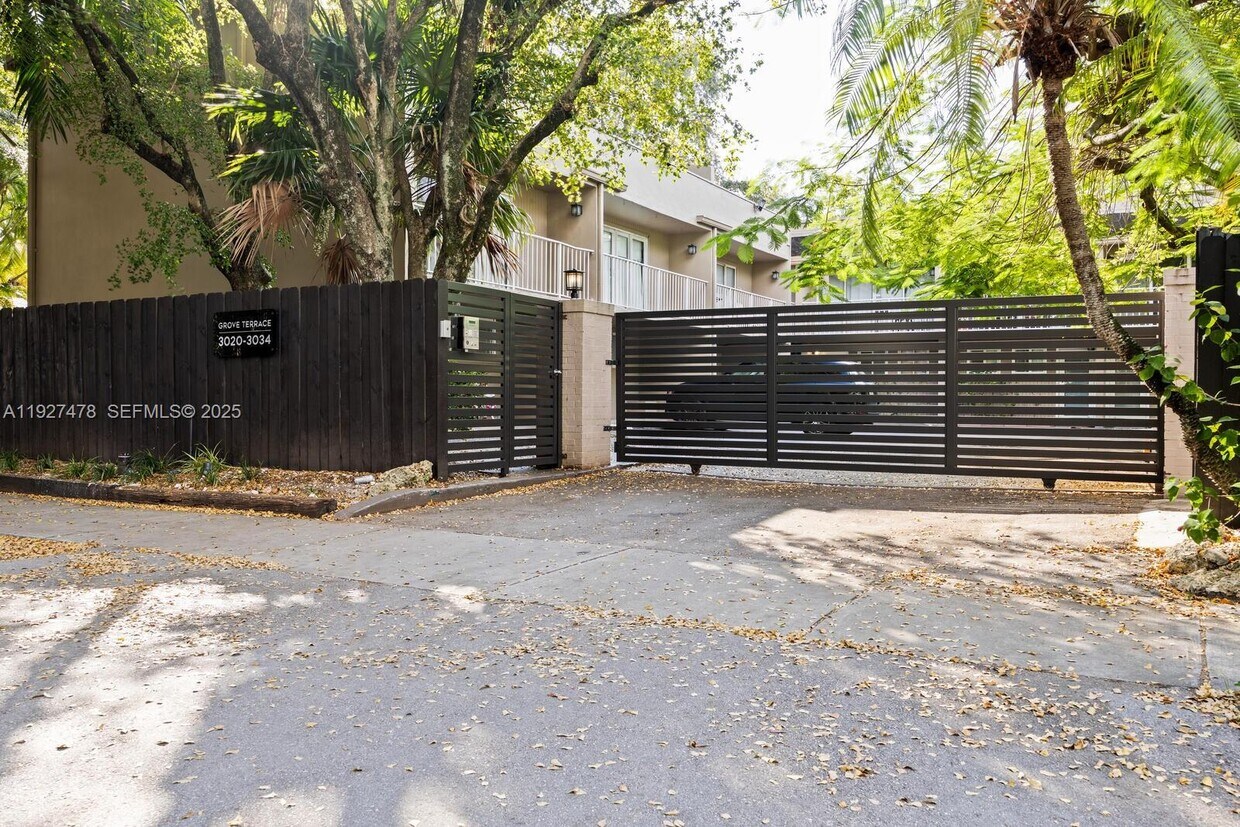 Foto principal - 3028 Center St