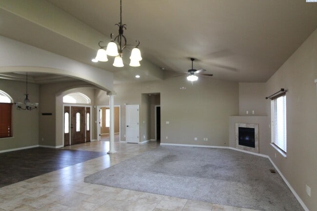 Building Photo - 3 bed, 2 1/2 bath house in Kennewick