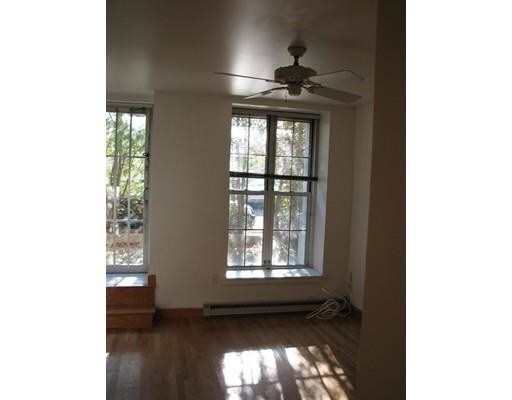 Foto del edificio - 240 Heath St