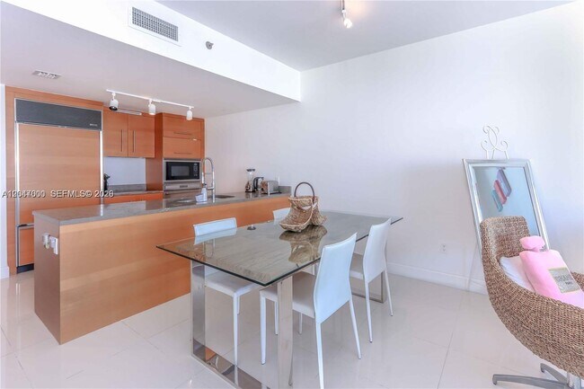 Foto del edificio - 475 Brickell Ave